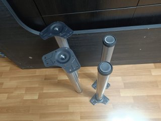 Escritorio esquinero negro con patas de aluminio