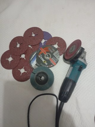 Smerigliatrice angolare Makita con dischi da taglio