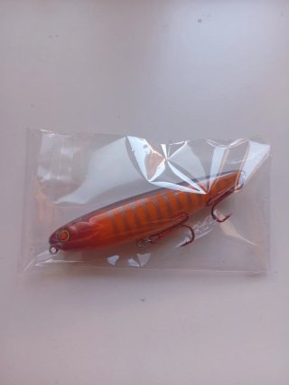 Señuelo de pesca naranja y gris