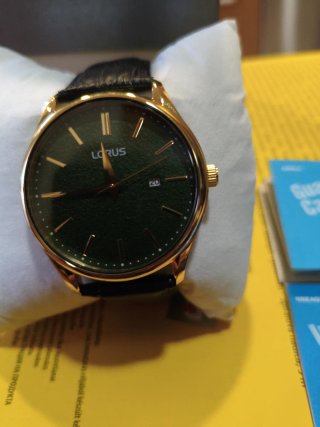 Reloj Lorus Analógico Cuarzo Negro Dorado