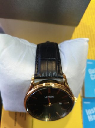Reloj Lorus Analógico Cuarzo Negro Dorado