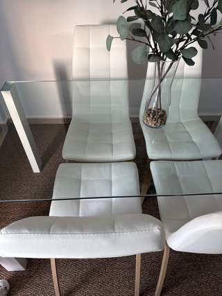 Mesa comedor cristal 4 sillas blancas