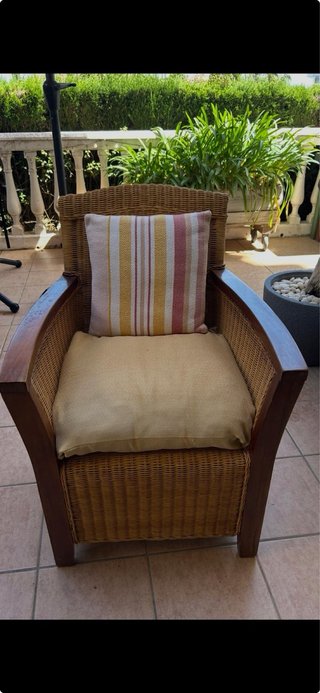 Sillón de mimbre y madera