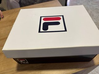 -Tenis Fila Marrón y Dorado -Talla 39 -En su caja