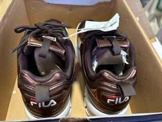 -Tenis Fila Marrón y Dorado -Talla 39 -En su caja