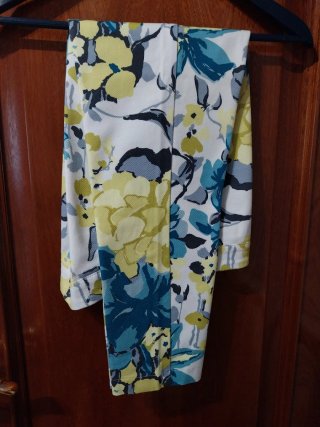 Pantalón T. 40 Estampado Floral Nuevo , impecable