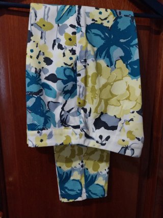 Pantalón T. 40 Estampado Floral Nuevo , impecable