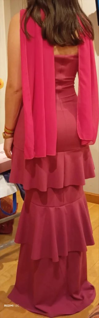 Vestido fiesta fucsia con volantes