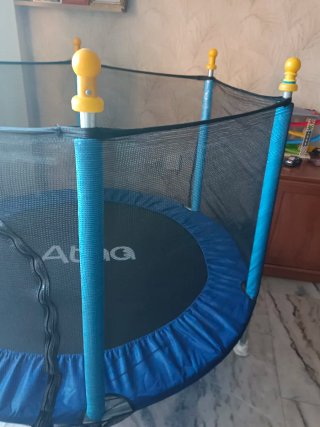 Trampolino elastico con rete di sicurezza