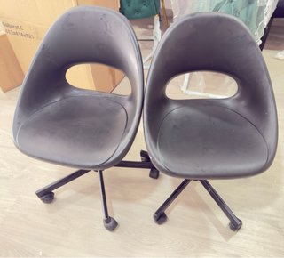 Silla de oficina negra con ruedas