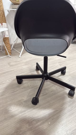 Silla de oficina negra con ruedas