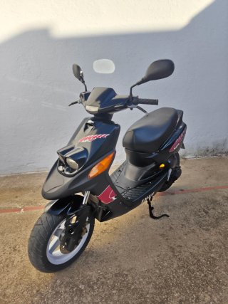 Yamaha BWS Scooter Negra y Roja