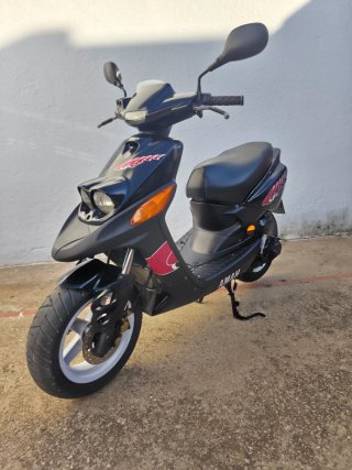 Yamaha BWS Scooter Negra y Roja