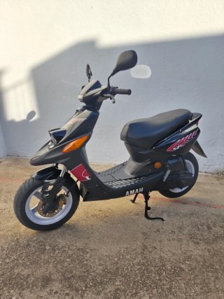 Yamaha BWS Scooter Negra y Roja