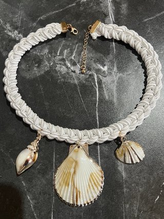 Collar de conchas marinas
