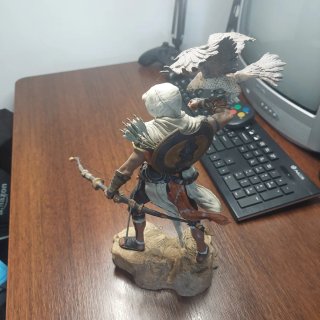 Figura Assassin's Creed Bayek con Águila