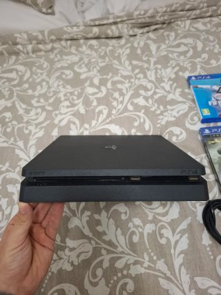 PS4 Slim 500GB + 4 Giochi + Controller