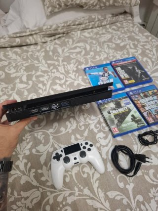 PS4 Slim 500GB + 4 Giochi + Controller