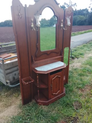 Mueble recibidor antiguo con espejo