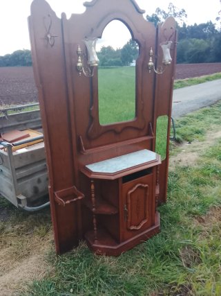 Mueble recibidor antiguo con espejo