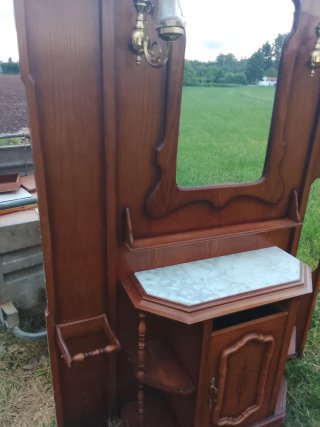 Mueble recibidor antiguo con espejo