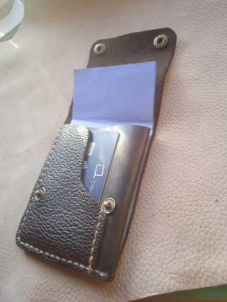 Cartera de cuero hecha a mano