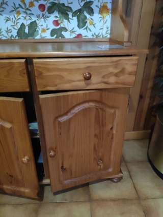 Aparador de madera de pino con vitrina