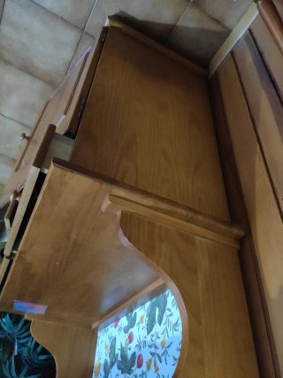 Aparador de madera de pino con vitrina