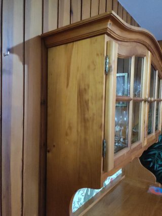 Aparador de madera de pino con vitrina