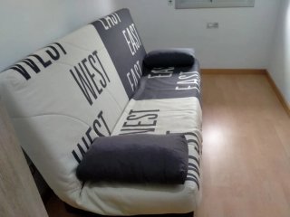 Sofá cama gris y blanco con canapé