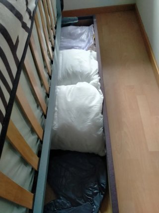 Sofá cama gris y blanco con canapé