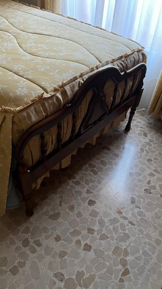 Cama de madera con somier metálico y mesilla