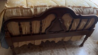 Cama de madera con somier metálico y mesilla