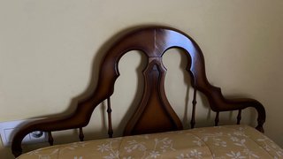 Cama de madera con somier metálico y mesilla