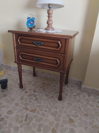 Cama de madera con somier metálico y mesilla