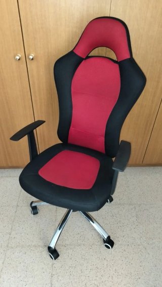 Silla giratoria de tela roja y negra