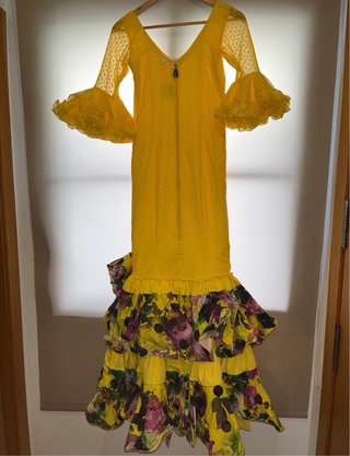 Traje de flamenca amarillo con volantes