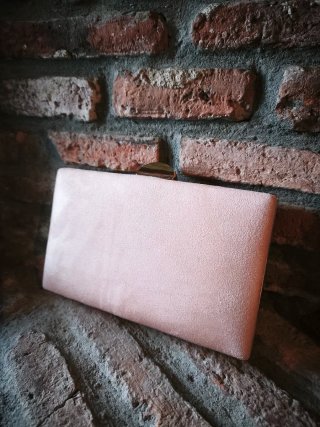 Bolso de mano rosa con cadena dorada