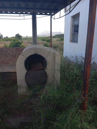 Terreno con casa y piscina.son diez taullas .