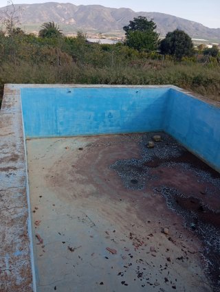 Terreno con casa y piscina.son diez taullas .