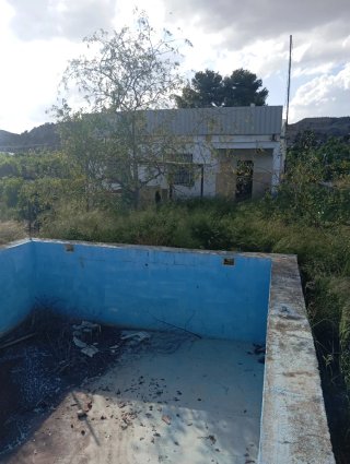 Terreno con casa y piscina.son diez taullas .