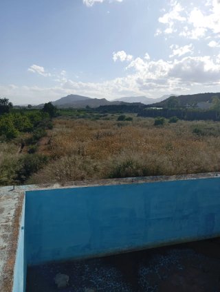 Terreno con casa y piscina.son diez taullas .