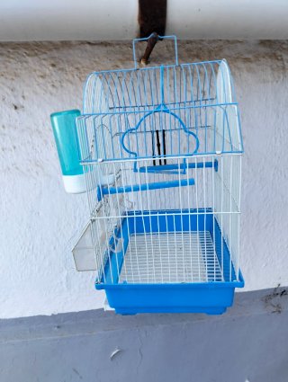 Jaula para pájaros azul y blanca