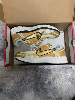 Nike Zoom Vomero 5 Blanco/Dorado Talla 39