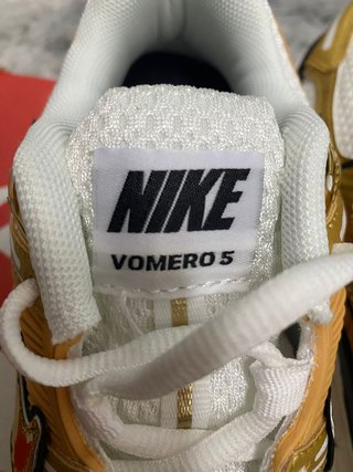 Nike Zoom Vomero 5 Blanco/Dorado Talla 39