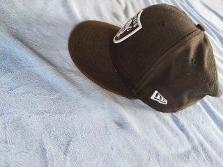 Gorras Raiders y Compton