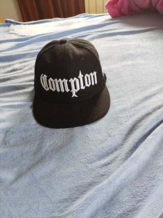 Gorras Raiders y Compton