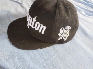 Gorras Raiders y Compton