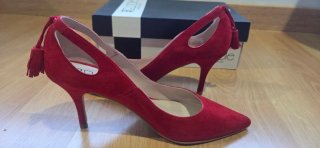 Zapatos de salón ante rojos con flecos