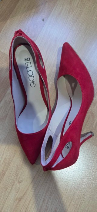 Zapatos de salón ante rojos con flecos